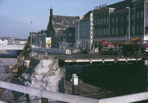 804237 Afbeelding van de sloop van de Catharijnebrug te Utrecht ten behoeve van de aanleg van de Catharijnebaan. Rechts ...